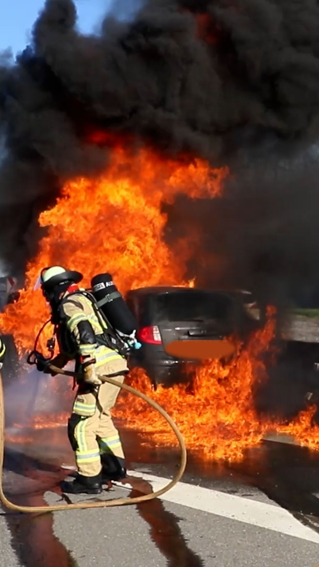 Video: Landkreis Ludwigsburg: Brennender PKW auf der A81