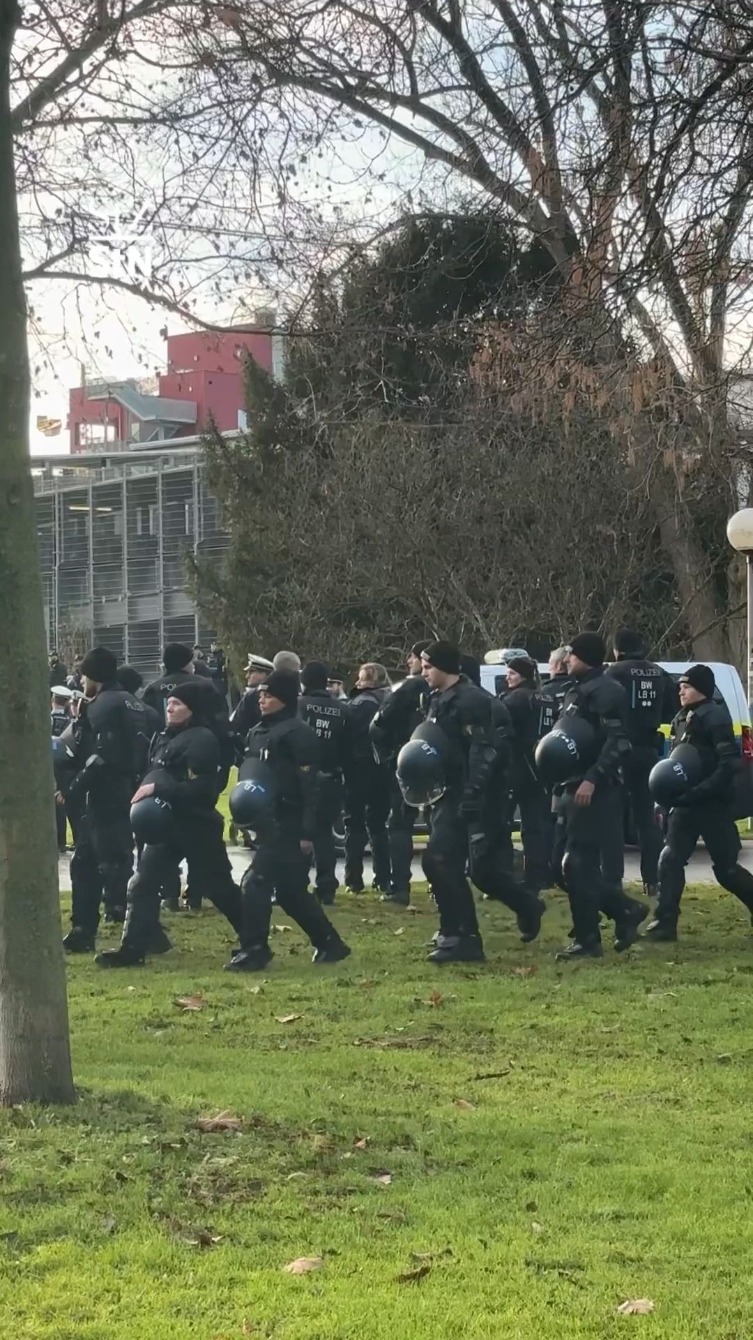 Video: Hubschrauber und hunderte Polizisten in Stutgart Hohe Sicherheitsmaßnahmen vor VfB-Spiel