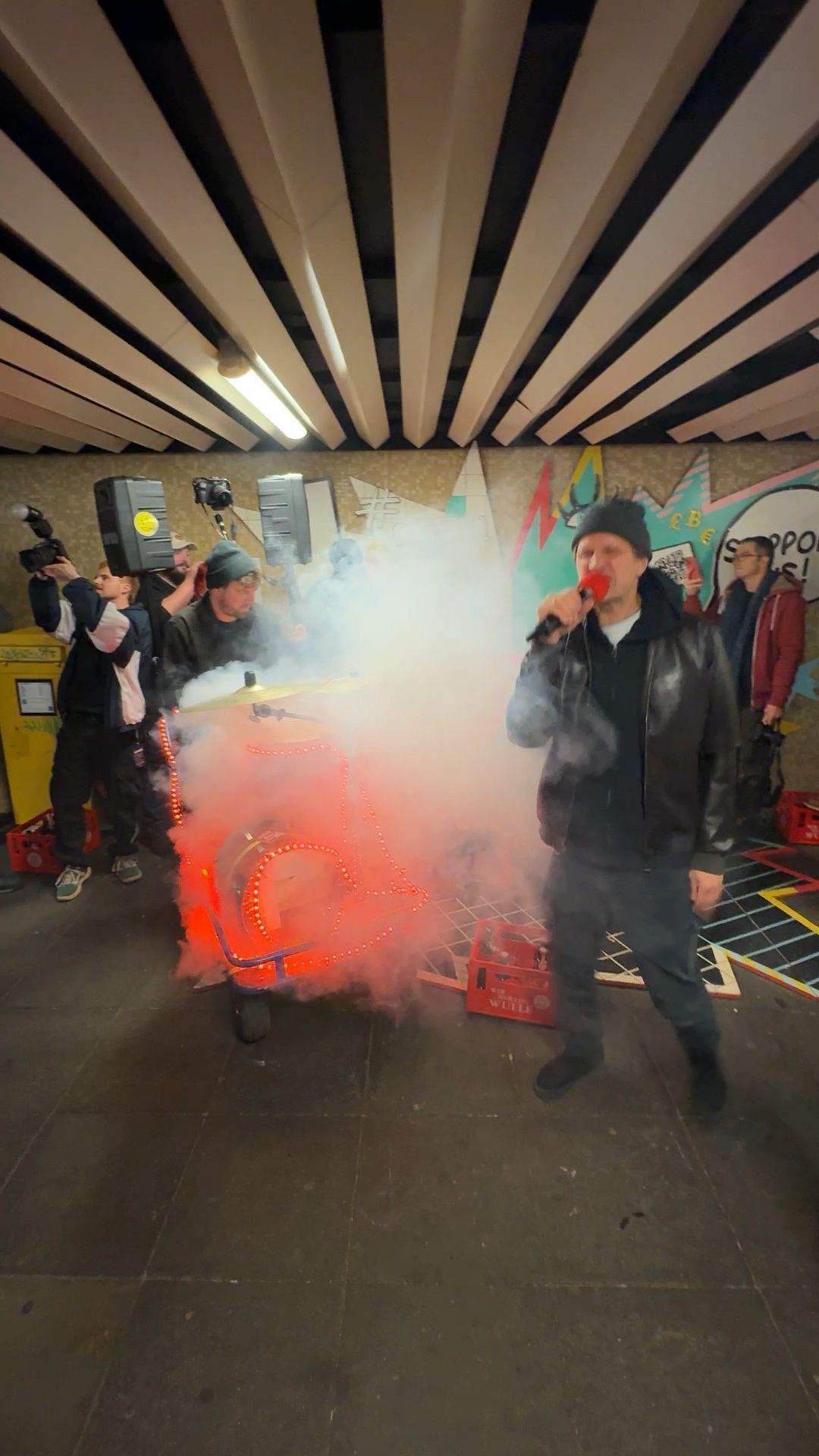 Video: Mit Schlagzeug am Open Piano: Stuttgarter Punkband rockt die Haltestelle Charlottenplatz