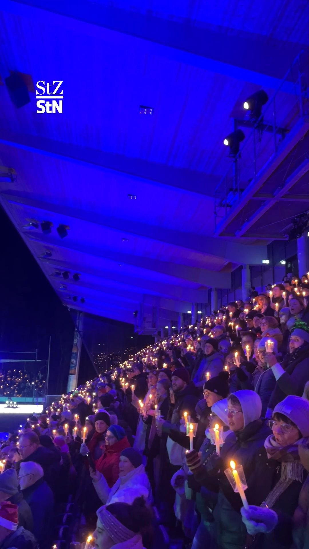 Video: 8000 Menschen beim Weihnachtssingen auf der Waldau