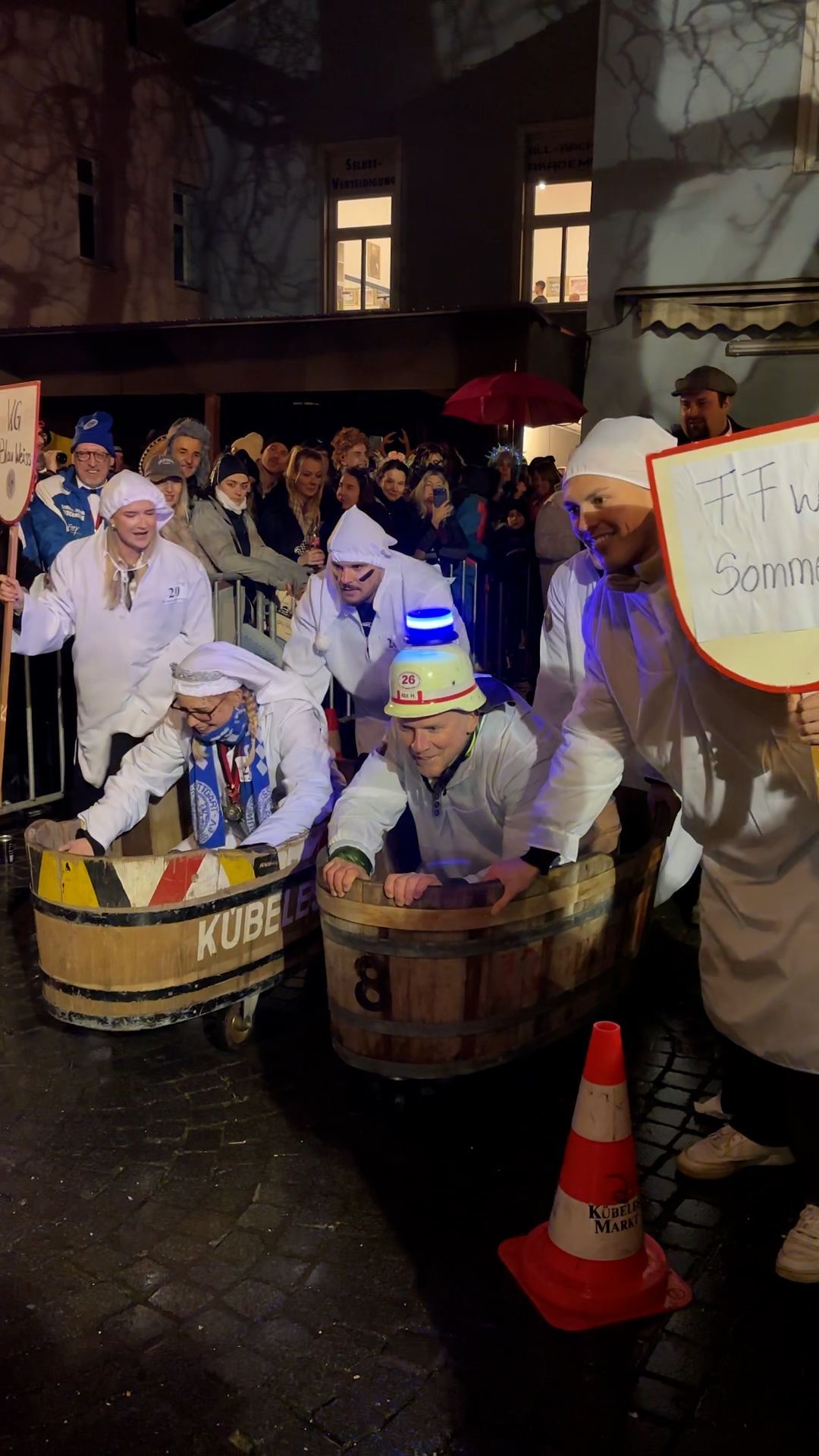 Video: In Stuttgart sind die Narren los: Kübelesrennen in Bad Cannstatt