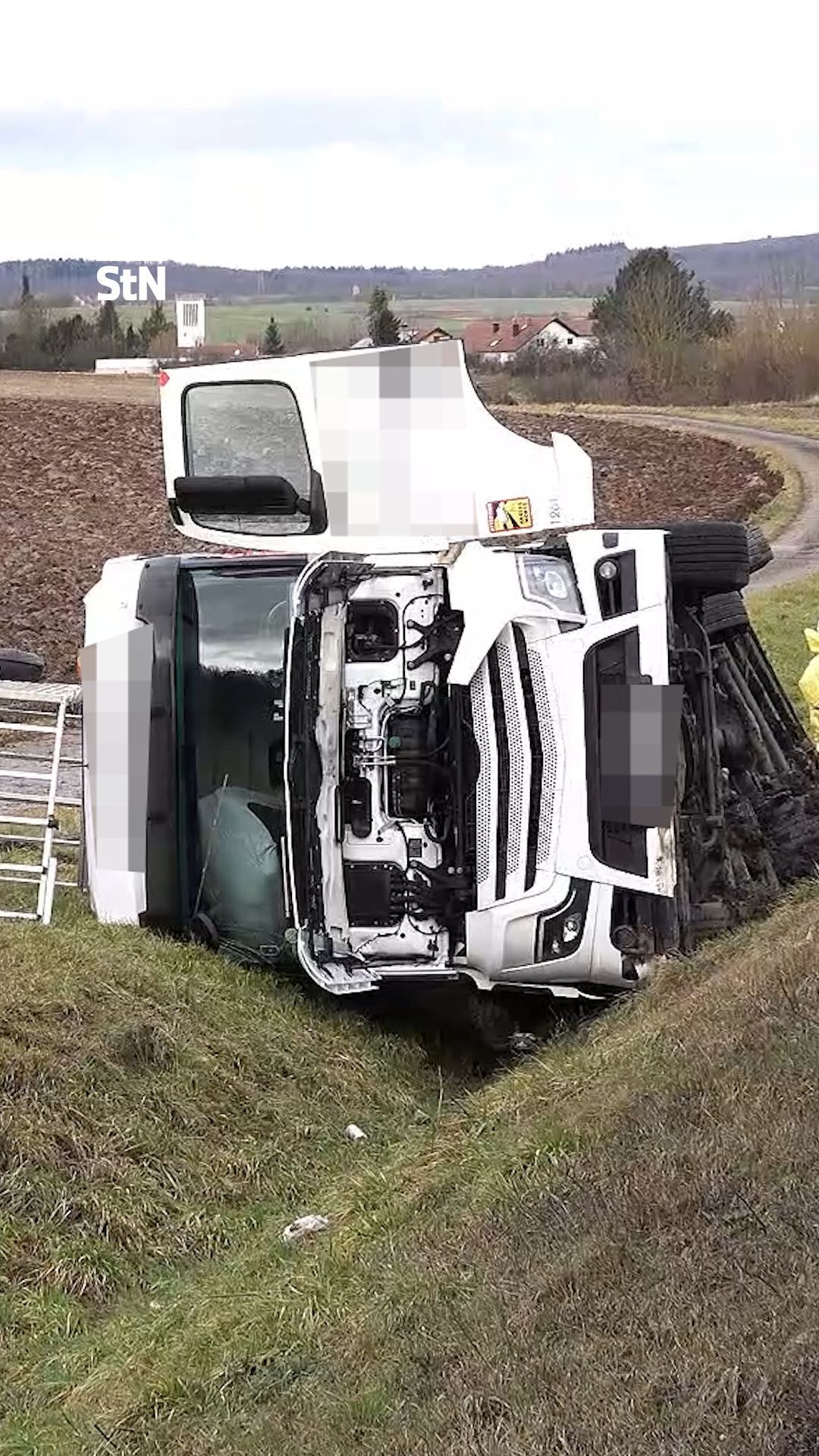 Video: 40-Tonner bei Ludwigsburg verunglückt