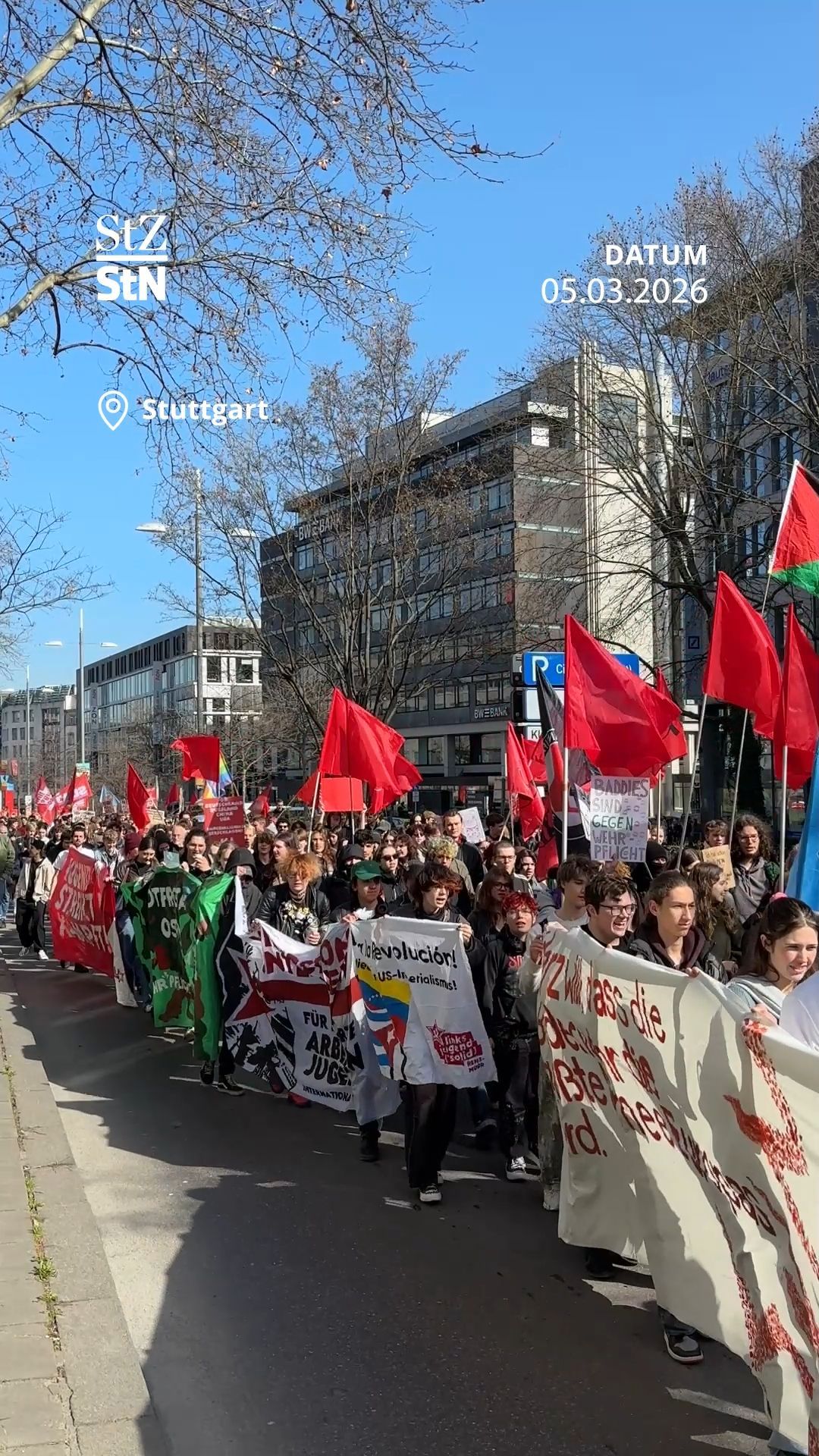 Video: Schulstreik in Stuttgart: Protest gegen Wehrdienst