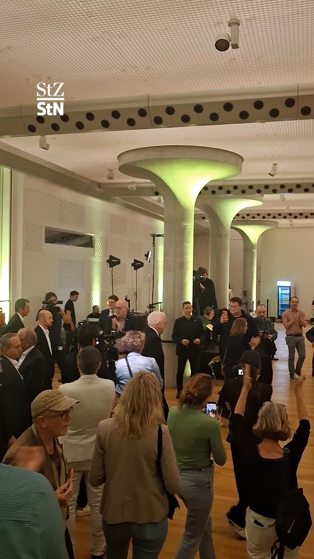 Video: Scheidender Ministerpräsident: Standing Ovation für Winfried Kretschmann