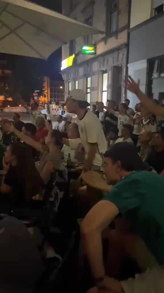 Video: Verlängerung gegen Paraguay: Fans fiebern in der Ulmer Platzgasse mit