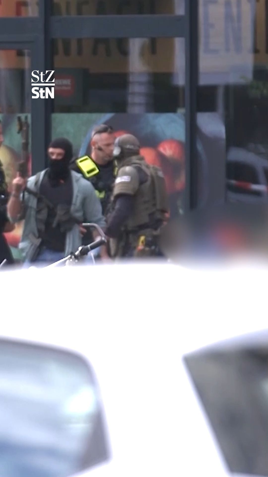Video: Hier wird der Geiselnehmer abtransportiert – Schreckensnacht in Berliner Supermarkt