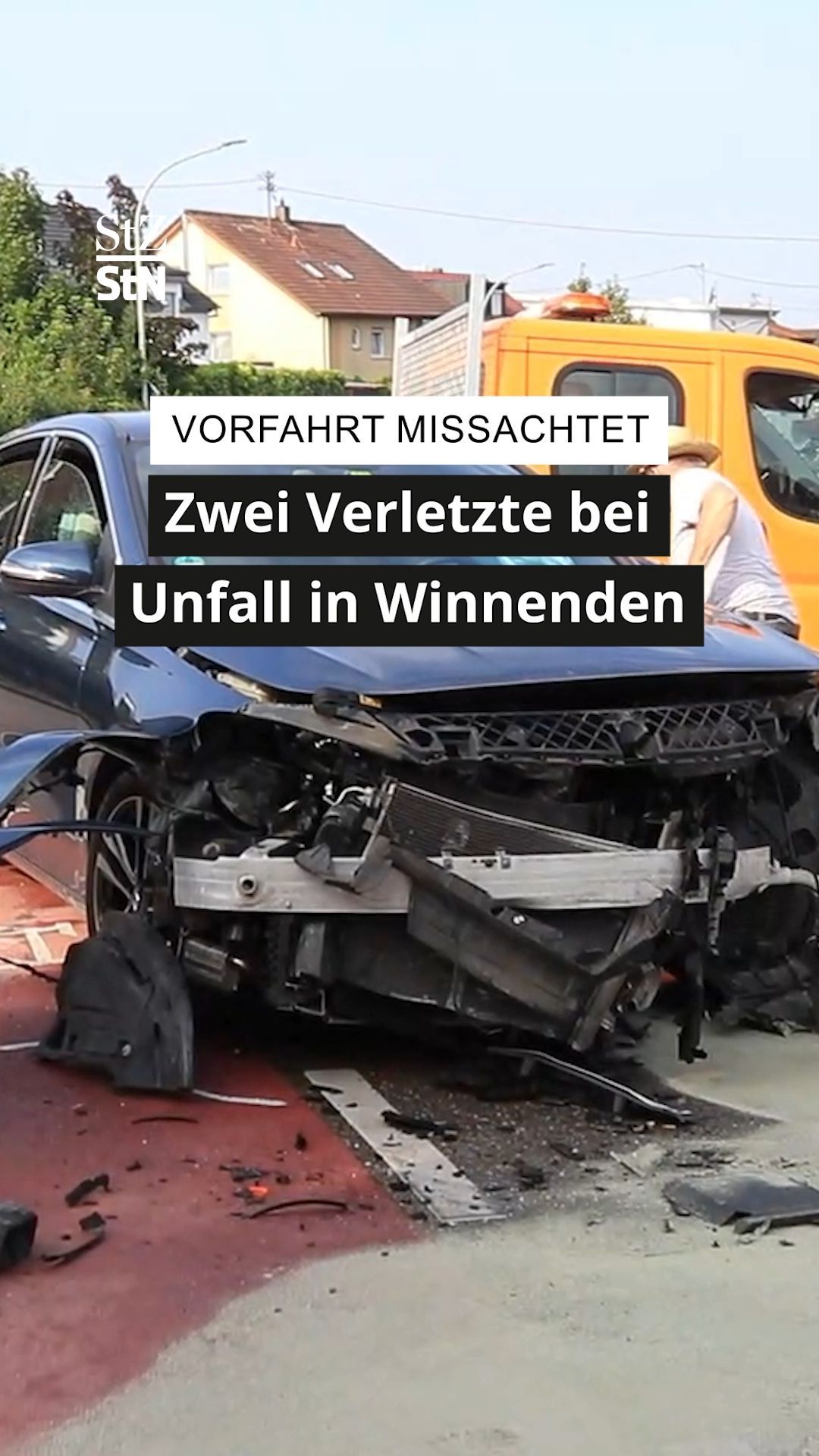 Video: Zwei Autos stoßen zusammen – eine Person ist verletzt