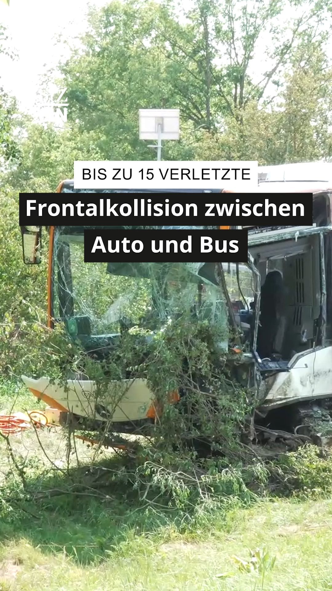 Video: Bis zu 15 Verletzte! Frontalkollision zwischen Auto und Bus