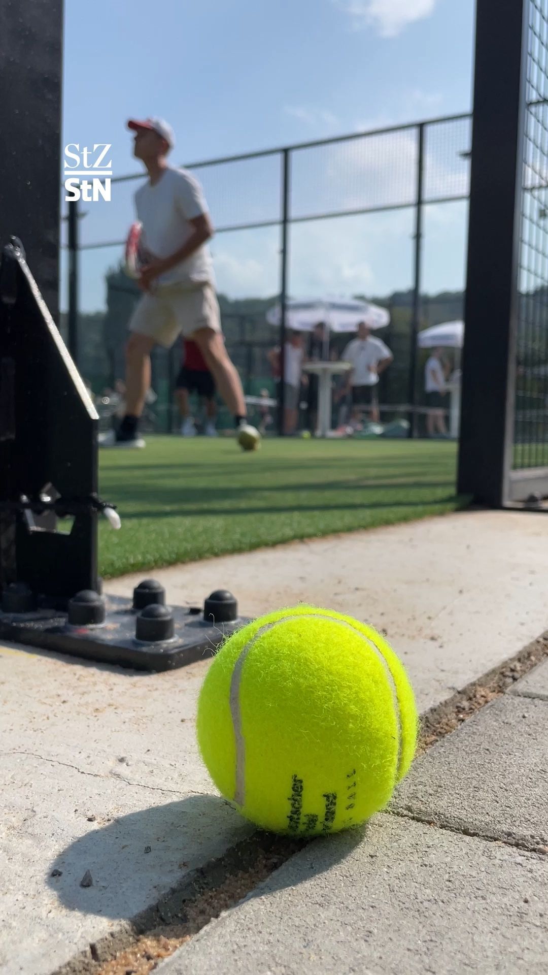 Video: VfB-Profi eröffnet Padel-Anlage in Esslingen