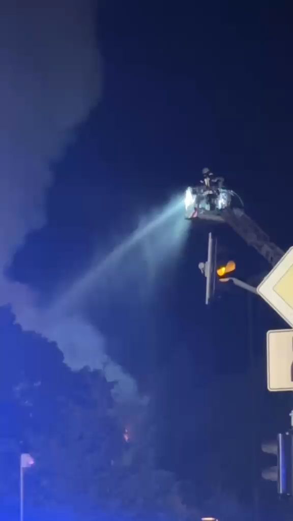 Video: Feuerwehr kämpft gegen Flammen und Rauch in Ulm