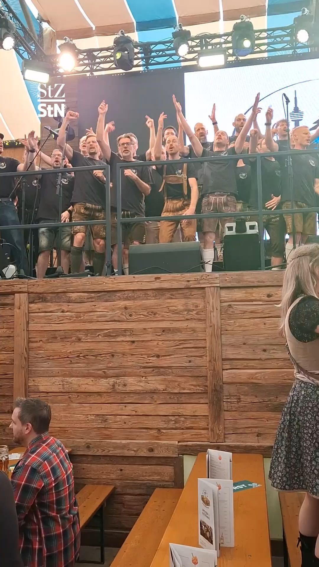 Video: Männerchor auf Cannstatter Wasen: Kesselkehlchen rocken das Festzelt