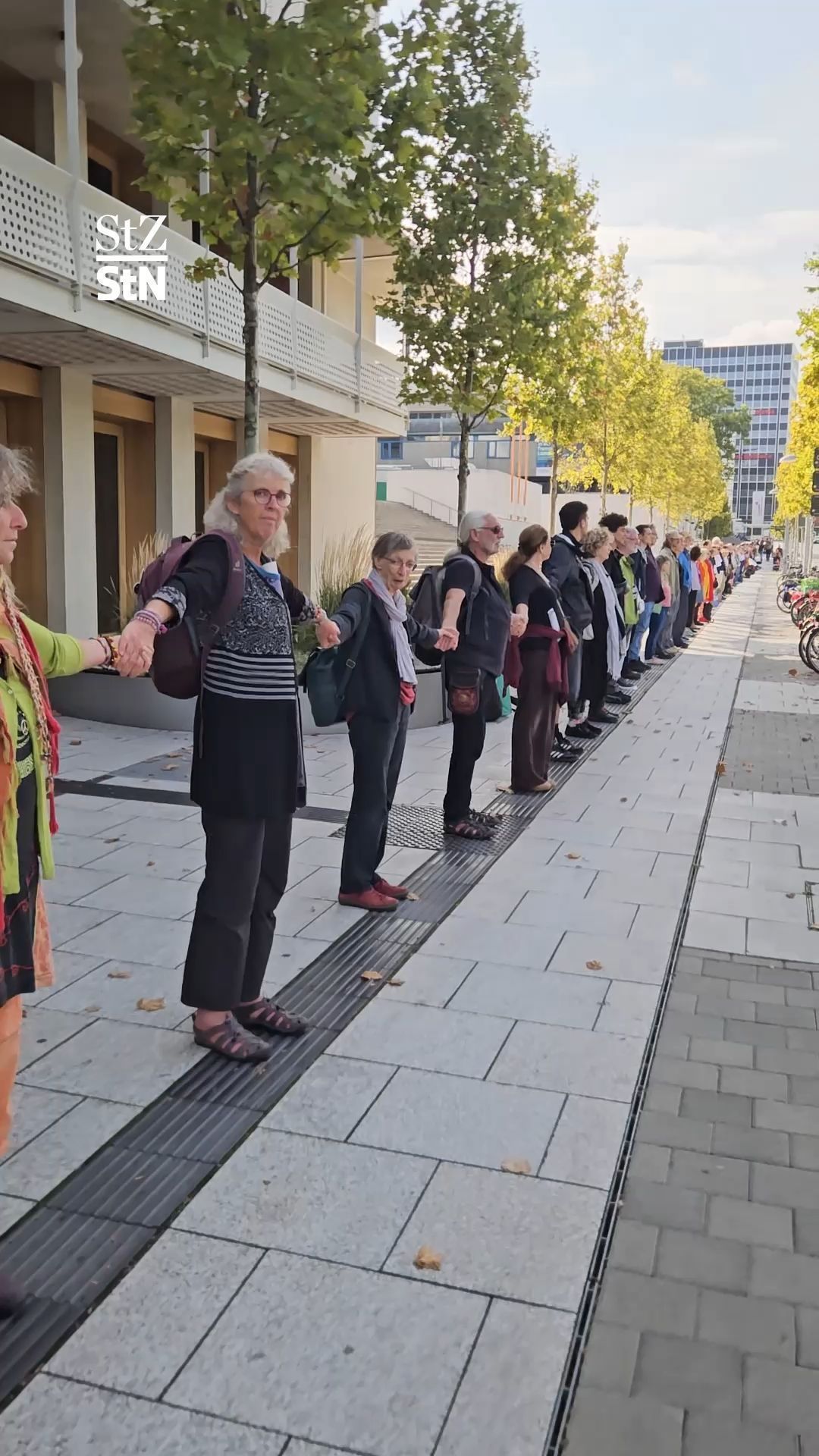 Video: Protest in Stuttgart: Hunderte bilden Menschenkette vor Stadtbibliothek