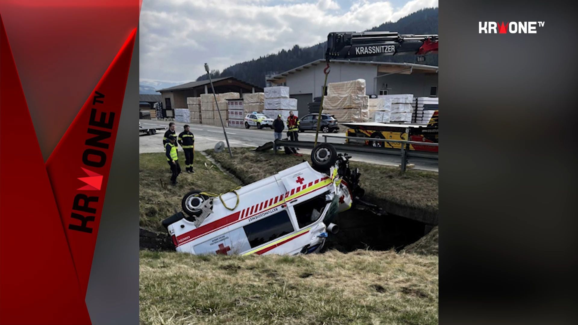 Video: Rettungswagen landet im Graben: Mehrere Verletzte