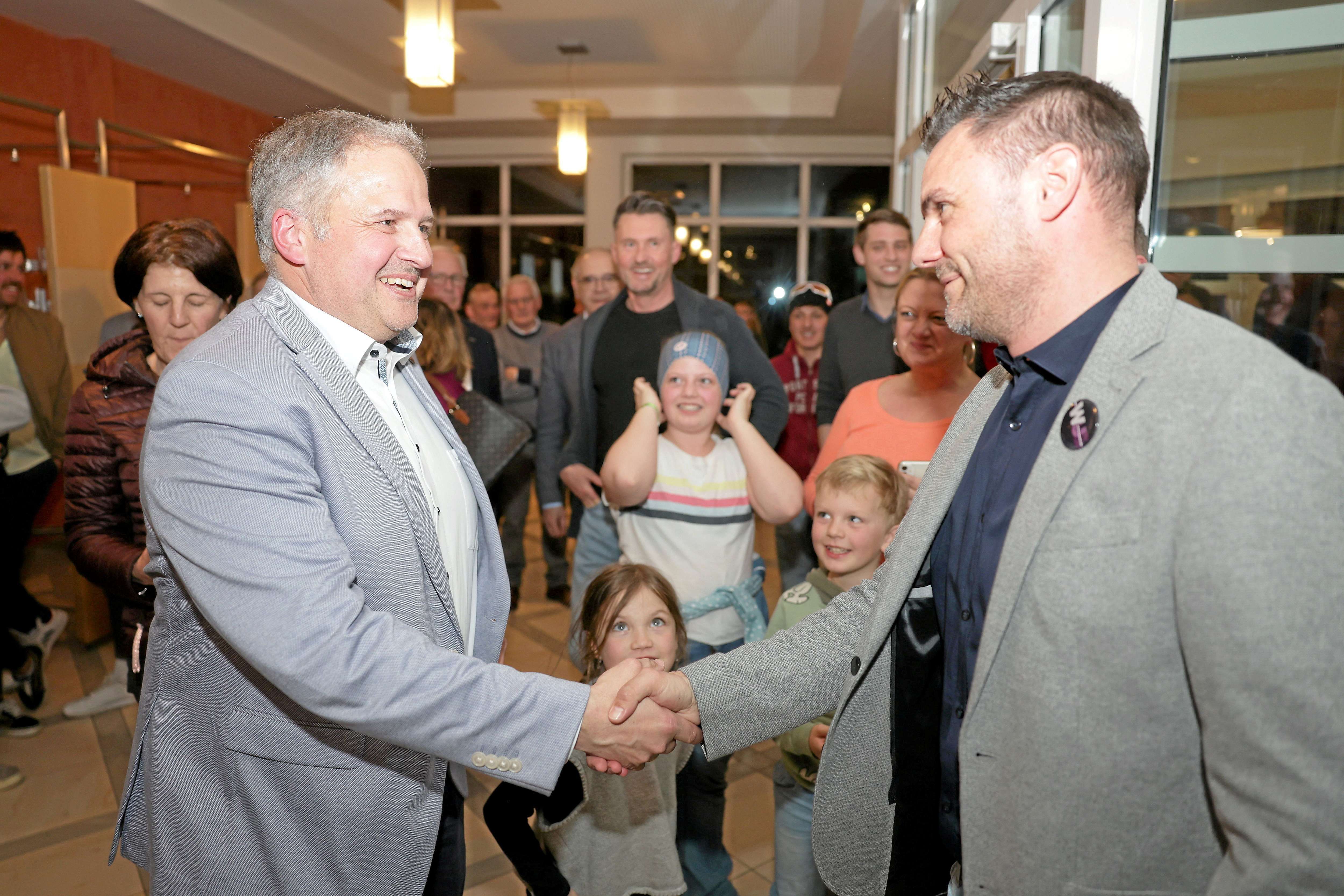 Video: Martin Fackler gewinnt in Haldenwang die Bürgermeisterwahl