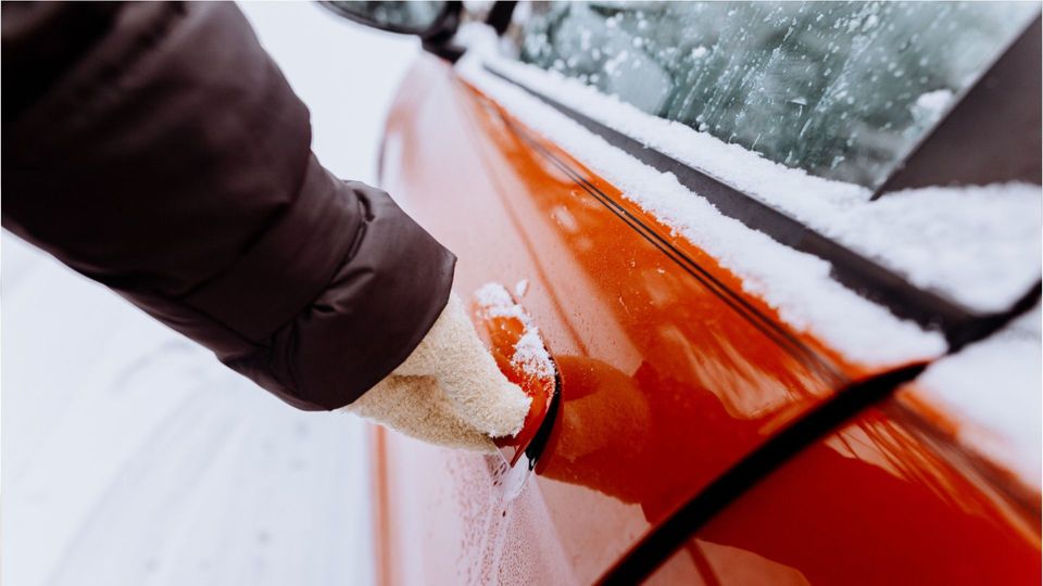 Gewalt ist keine Lösung: Ratgeber: Was tun bei eingefrorener Autotür? - WELT