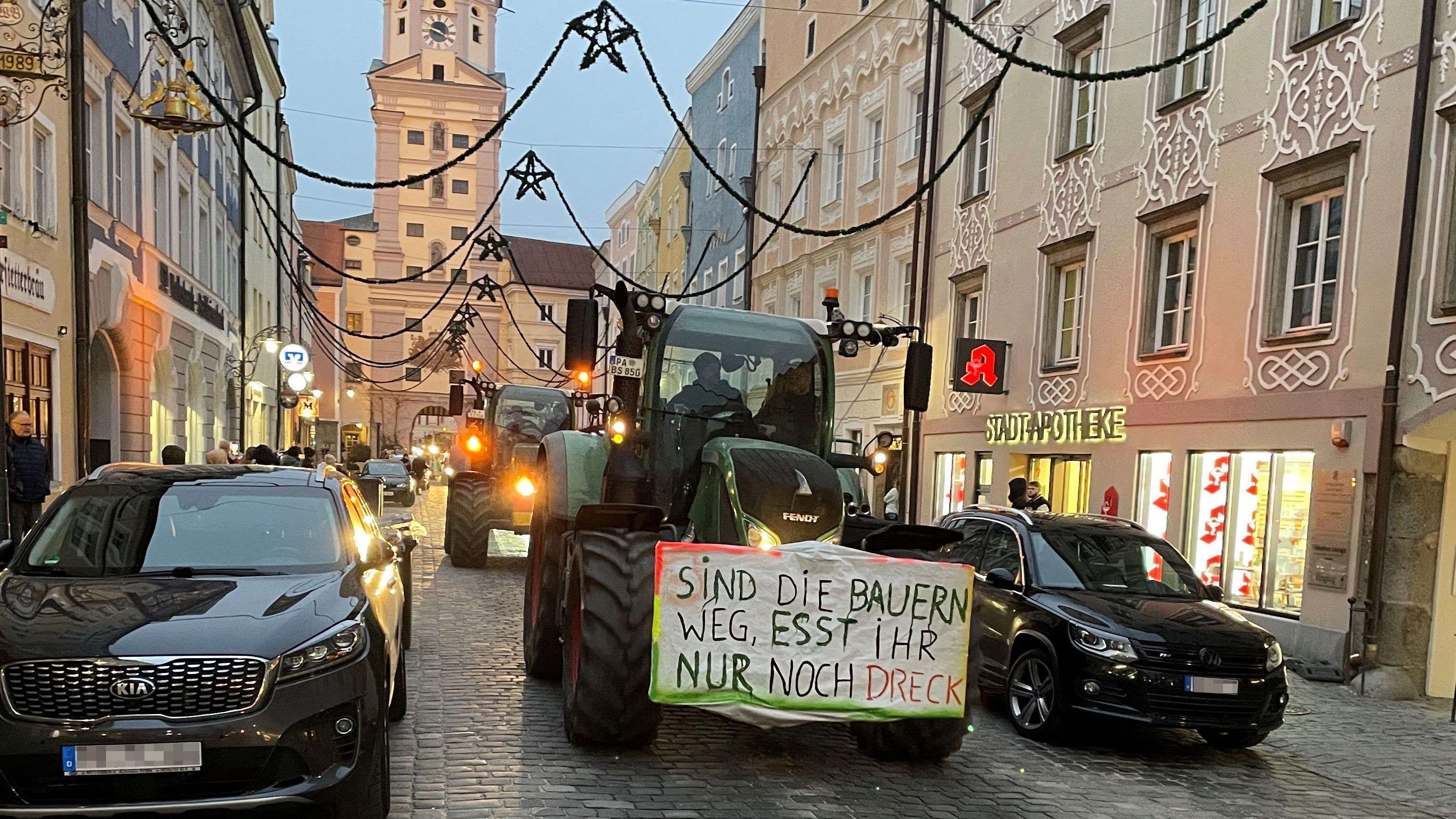 Dutzende Traktoren bei Bauern-Demonstration in Vilshofen
