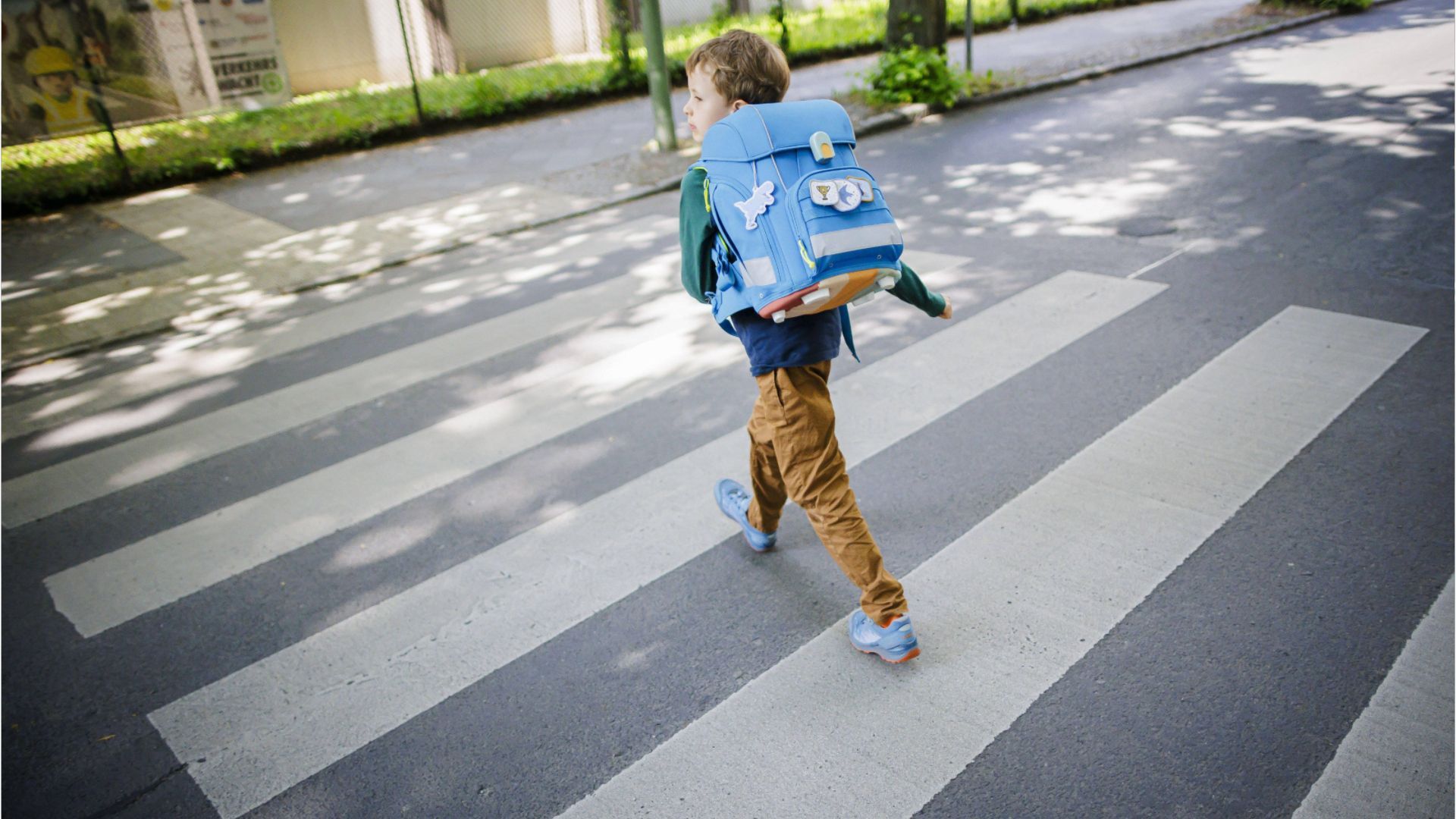 Wie man Kindern am besten über den Zebrastreifen hilft