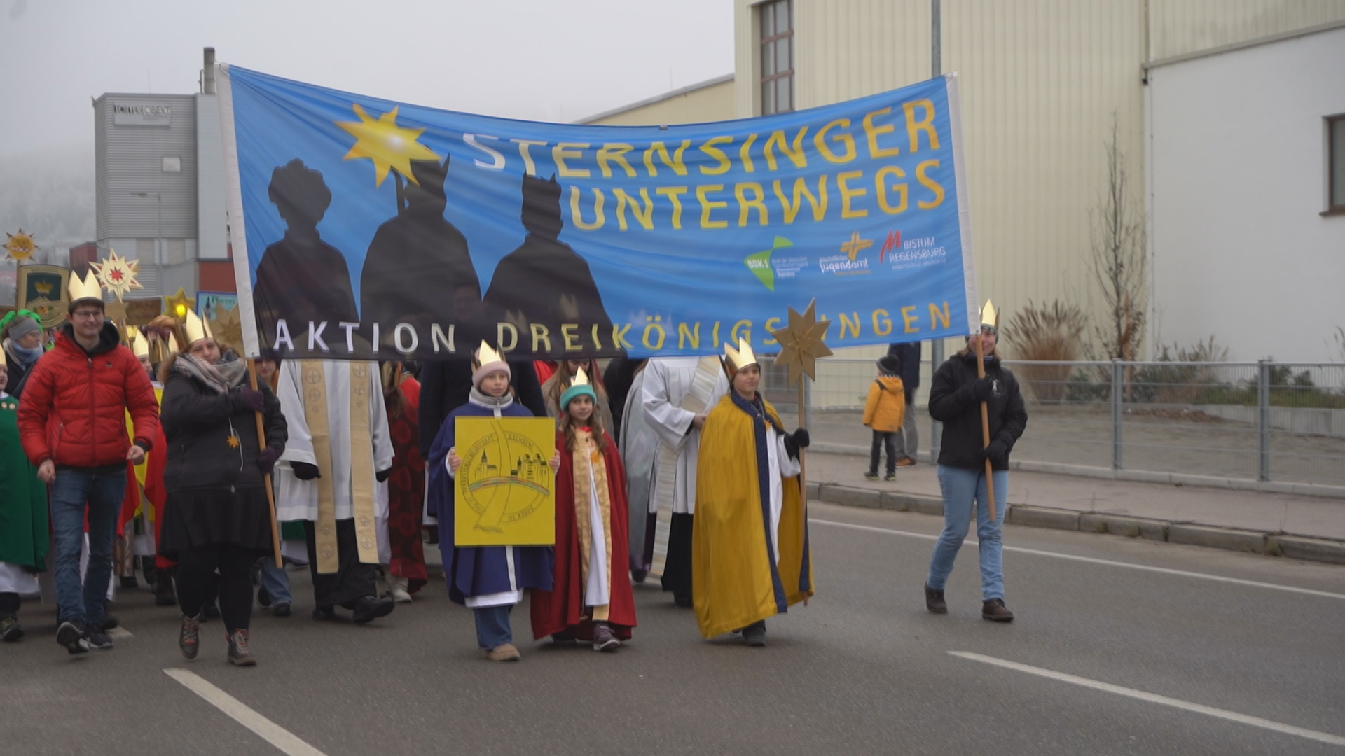 Dreikönigssingen 2025: In Kelheim versammelten sich hunderte Sternsinger