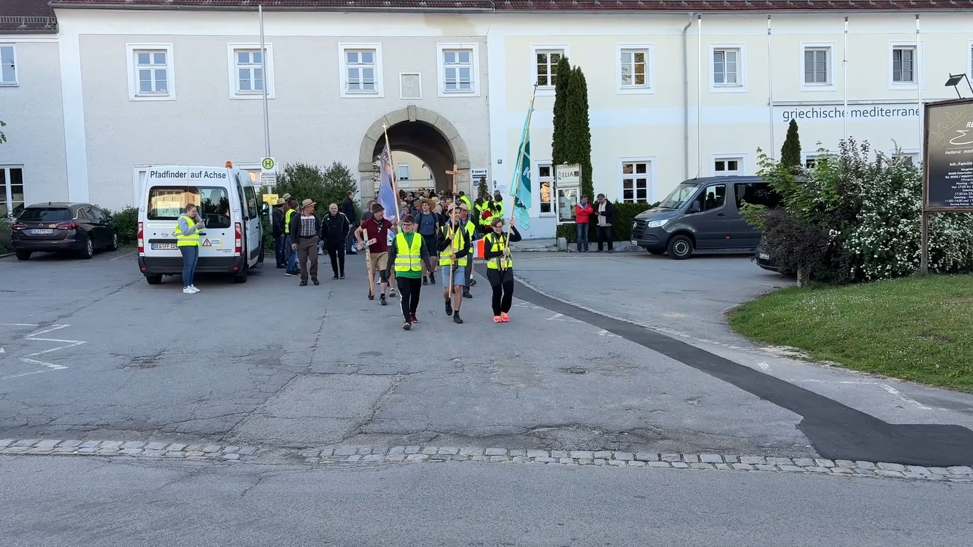 Video: Über 300 Teilnehmer bei der Jugendfußwallfahrt in Osterhofen gestartet