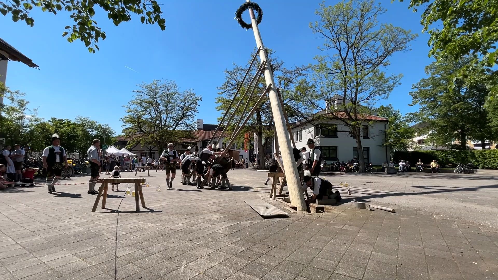 Video: Traumwetter, hunderte Besucher und beste Stimmung beim Maibaumaufstellen am Rathausplatz in Freilassing