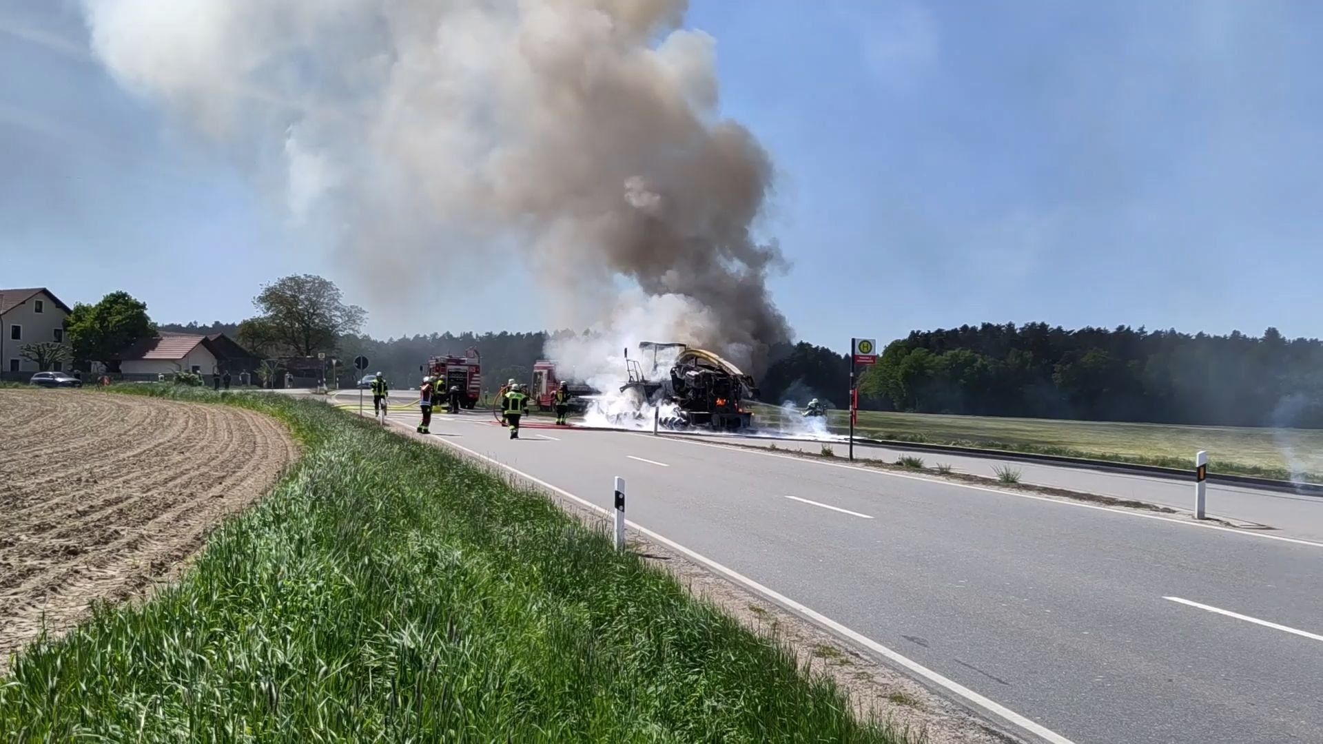 Video: Häcksler brennt auf B16 bei Altenkreith in Roding aus