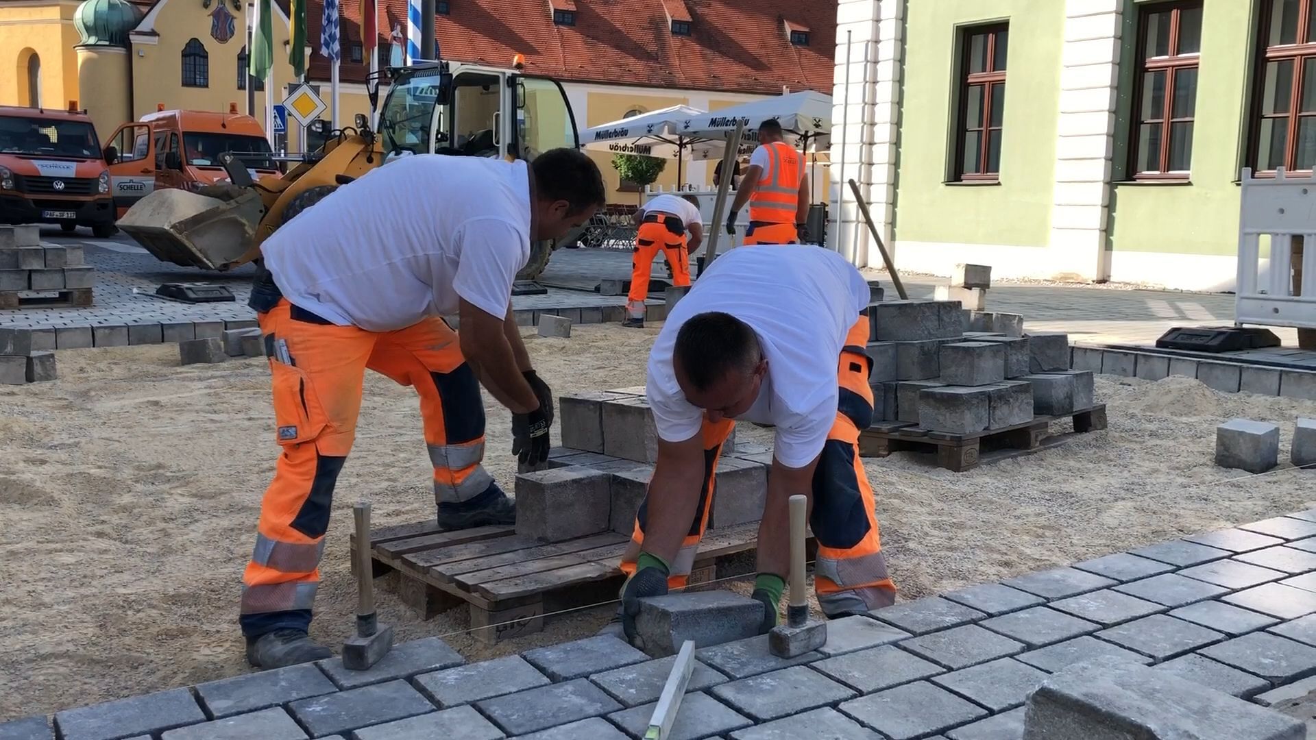 Video: Pflastersteine raus, Pflastersteine rein: Ausbesserung des Belags im Wolnzacher Marktzentrum