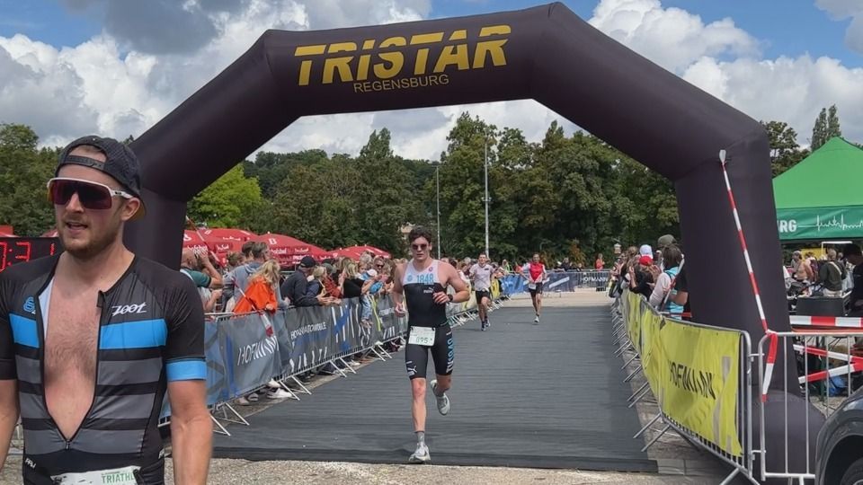 Video: Läufer gegen Eisschwimmweltmeister: MZ-Reporter duellieren sich beim Regensburger Triathlon