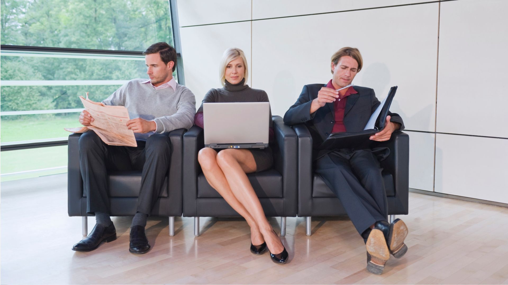 Video: Deutsche verbringen täglich zehn Stunden im Sitzen