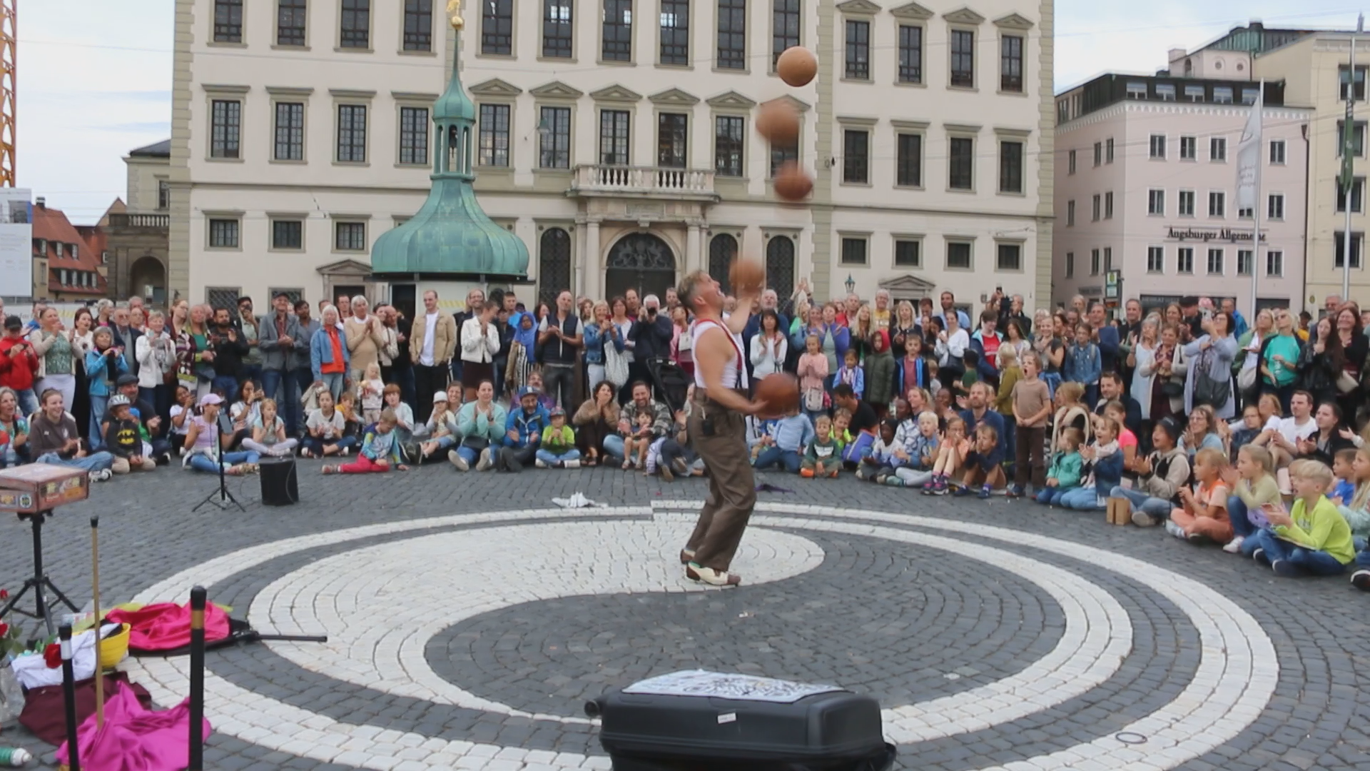 Video: Jongleure, Clowns und Akrobaten: La Strada in Augsburg