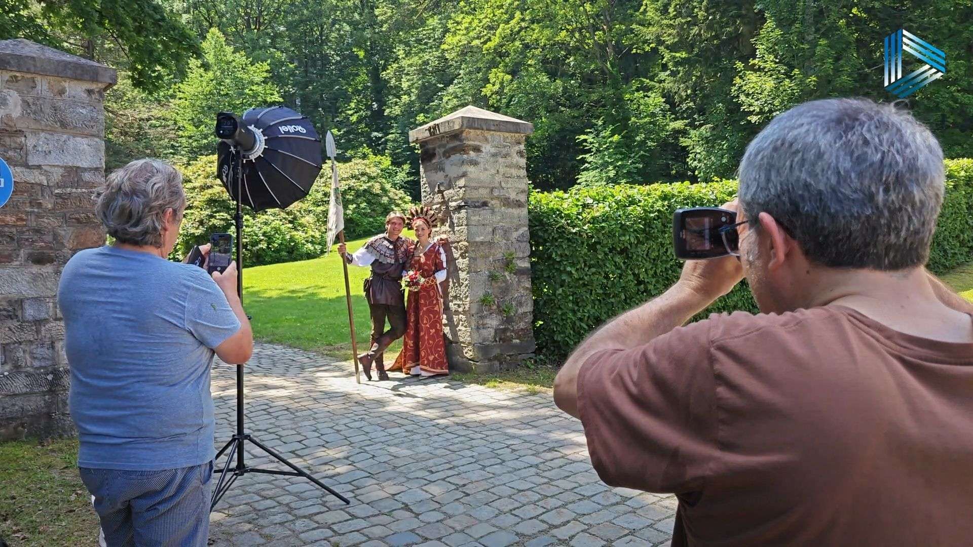 Video: Der Drachenstich rückt näher: Ritterpaar-Fotoshooting bei Schloss Voithenberg
