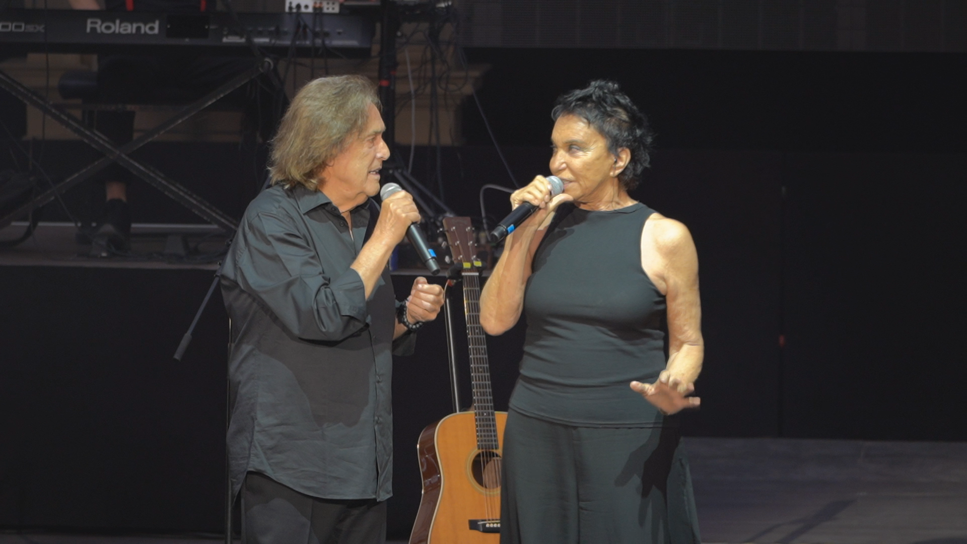 Italian hits in front of the castle backdrop: The performance of Ricchi e Poveri