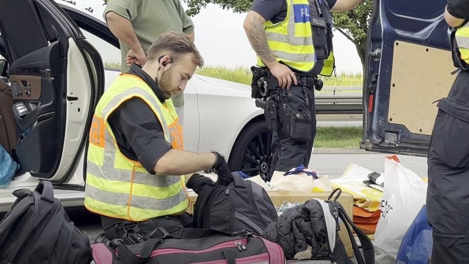 Video: Nachtschicht auf der Autobahn: Mit der Polizei auf Kontrolle