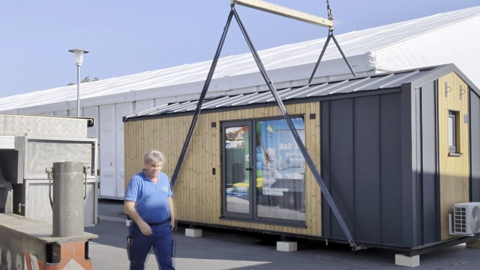 Video: Aussteller zeigt auf ChamlandSchau Modulhaus