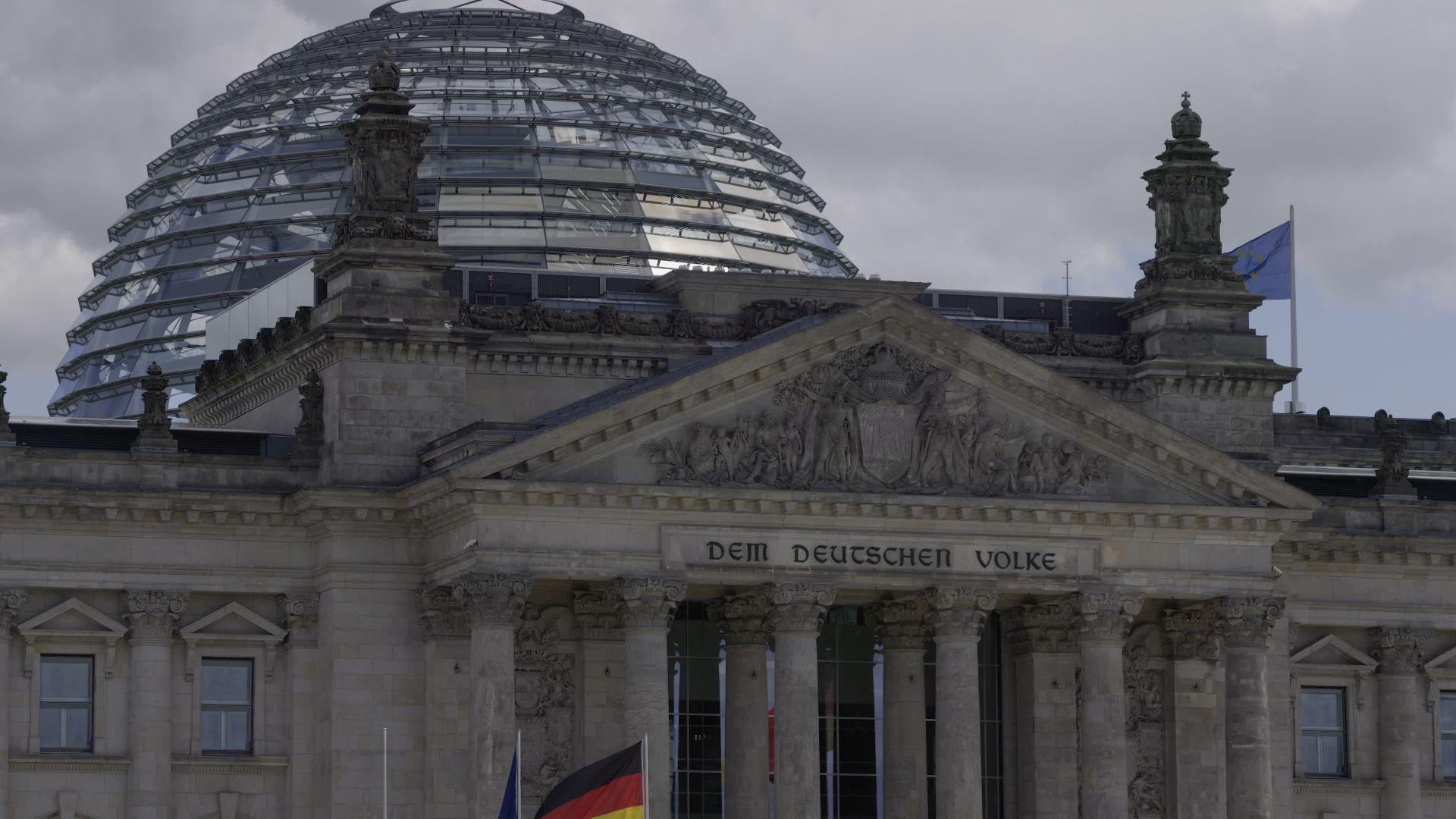 Video: Bundestag stimmt für Tankrabatt