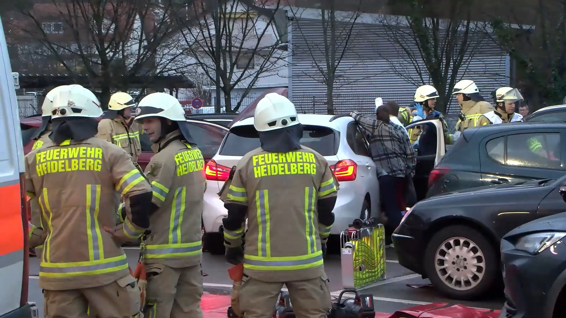 Autofahrer durchbricht Schranke und rast in Parkplatz von Krankenhaus in Heidelberg