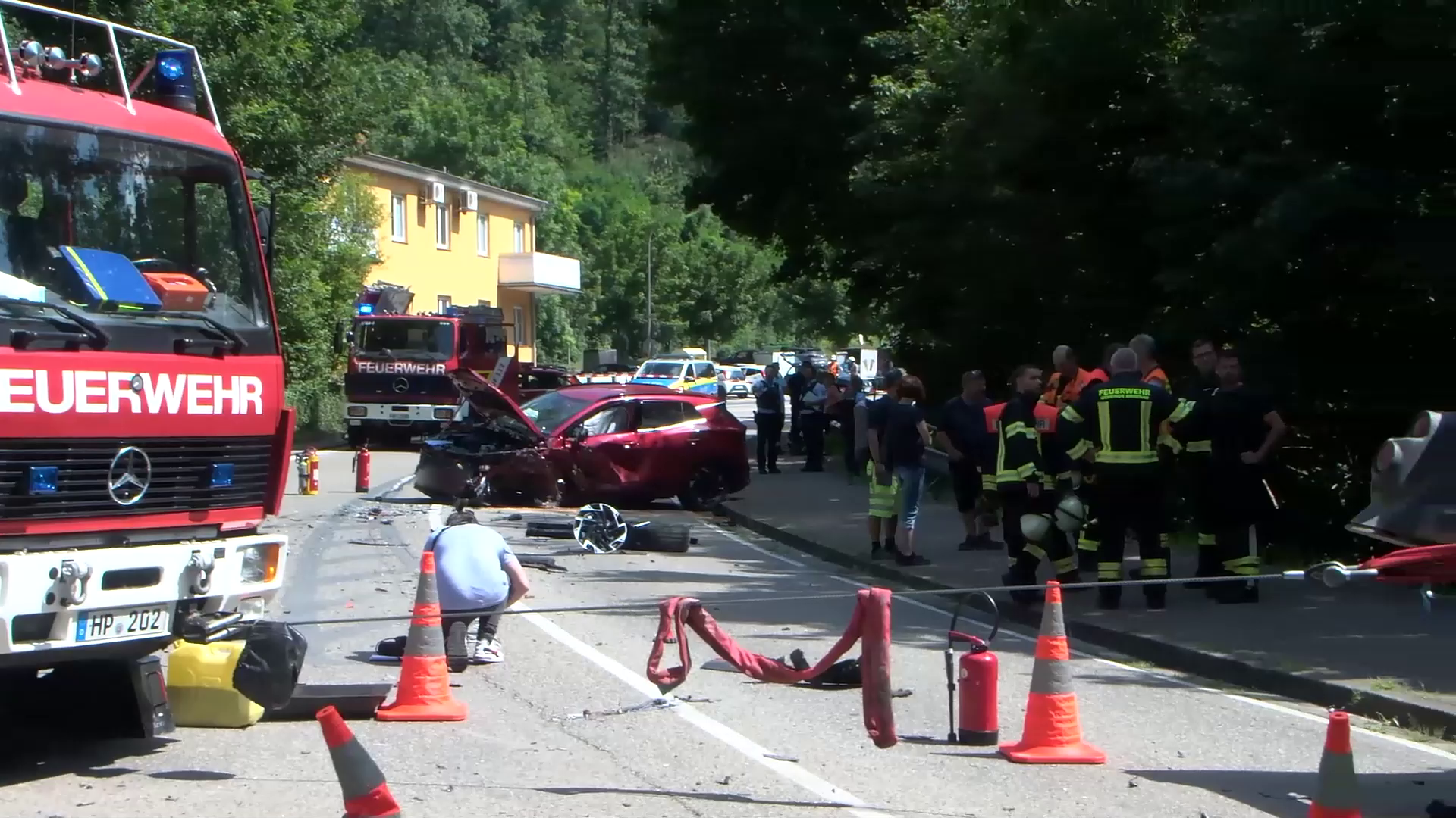 Schwerer Frontalzusammenstoß auf der Birkenauer Talstraße: Fahrer schwer verletzt