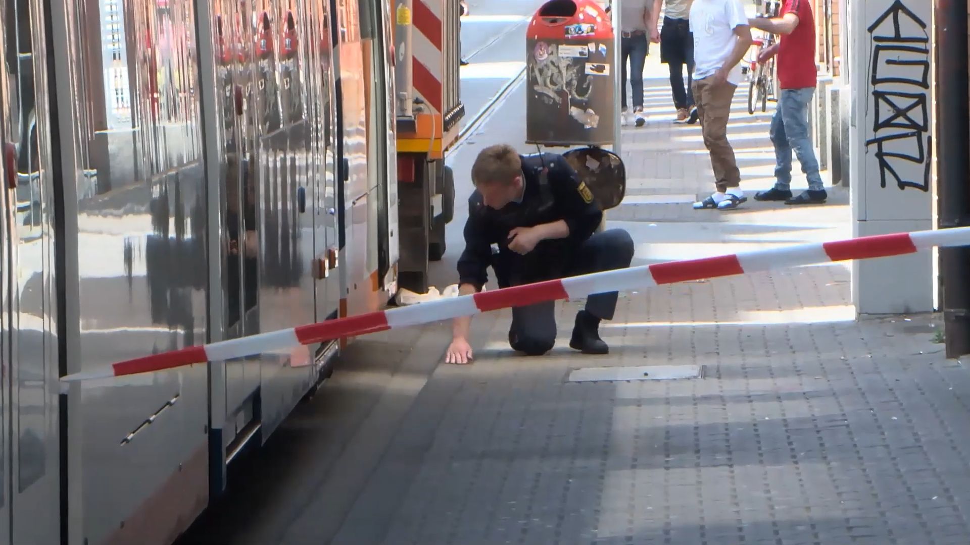Streit eskaliert: Mann in Mannheim von Straßenbahn erfasst – Tatverdacht auf vorsätzliches Stoßen
