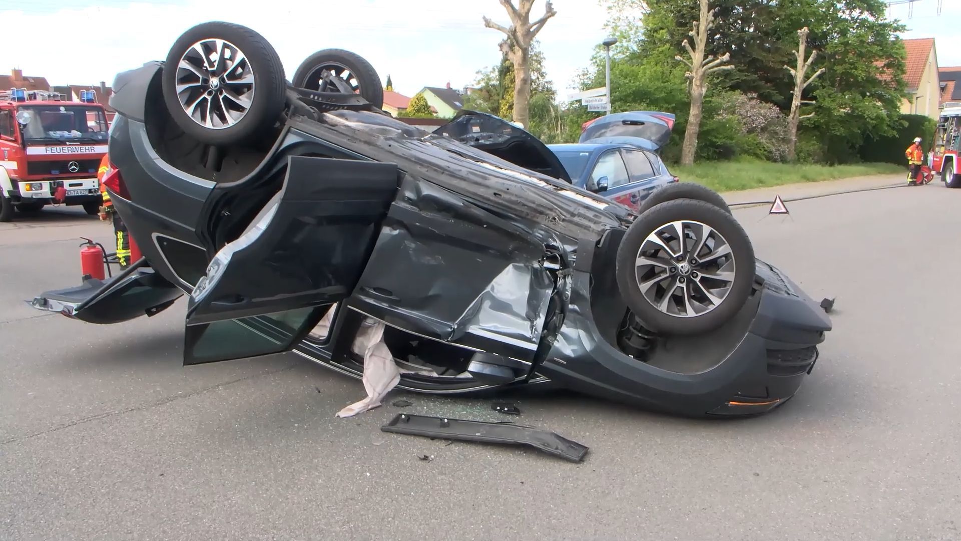 Video: Auto überschlägt sich bei Crash in Ketsch – Vorfahrt missachtet!
