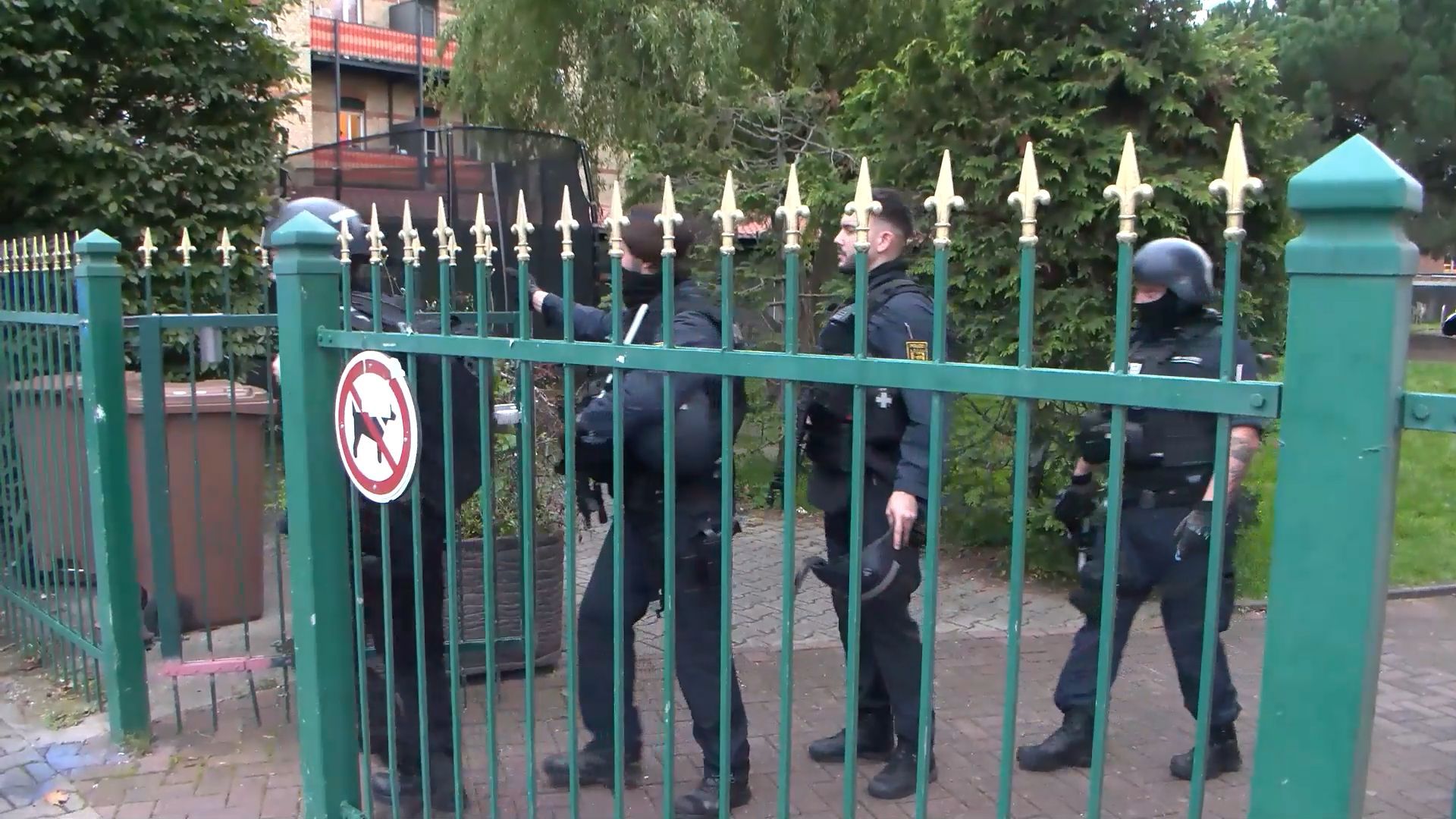 Video: Polizeieinsatz in Mannheim: Mann bedroht Beamte mit waffenähnlichem Gegenstand