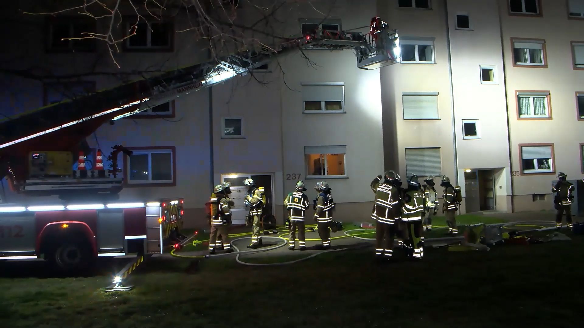 Video: Mannheim: Starke Rauchentwicklung nach Kellerbrand im Mehrfamilienhaus