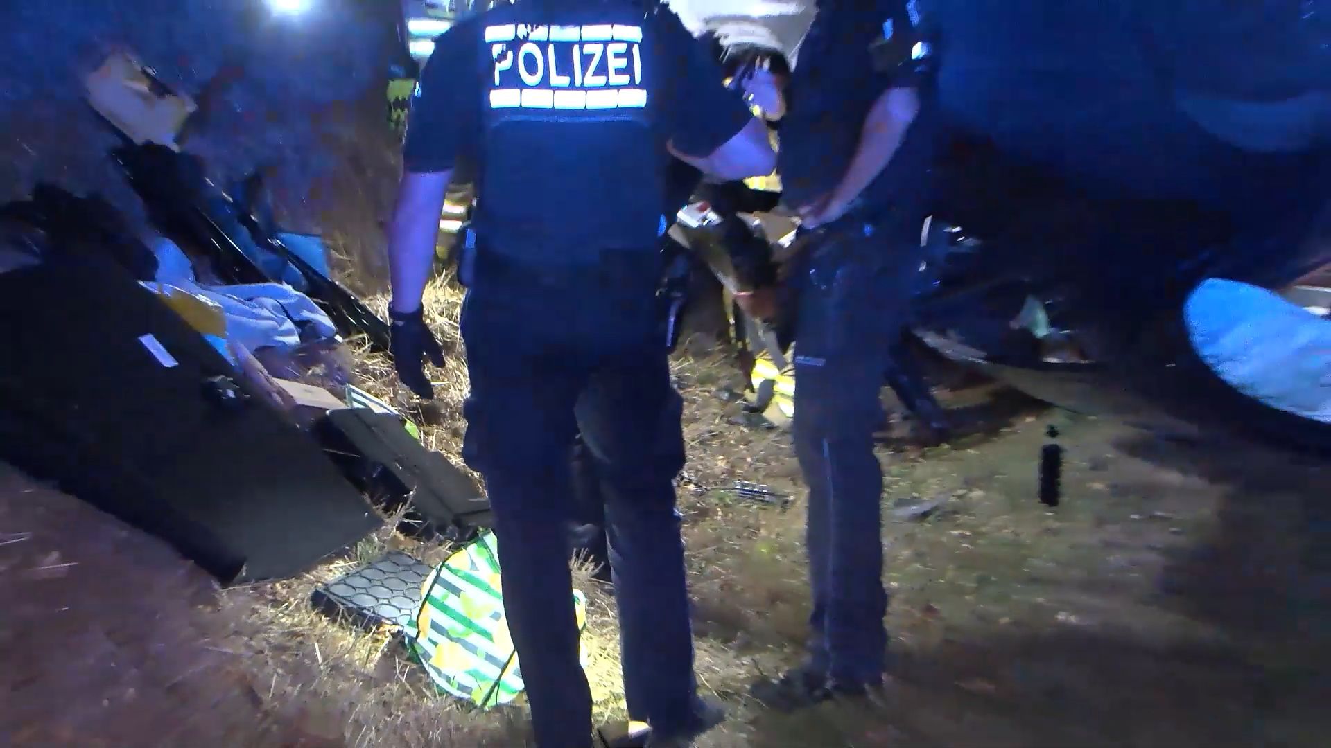 Video: Mercedes überschlägt sich in Mannheim – Polizei findet Drogen und Schreckschusswaffe