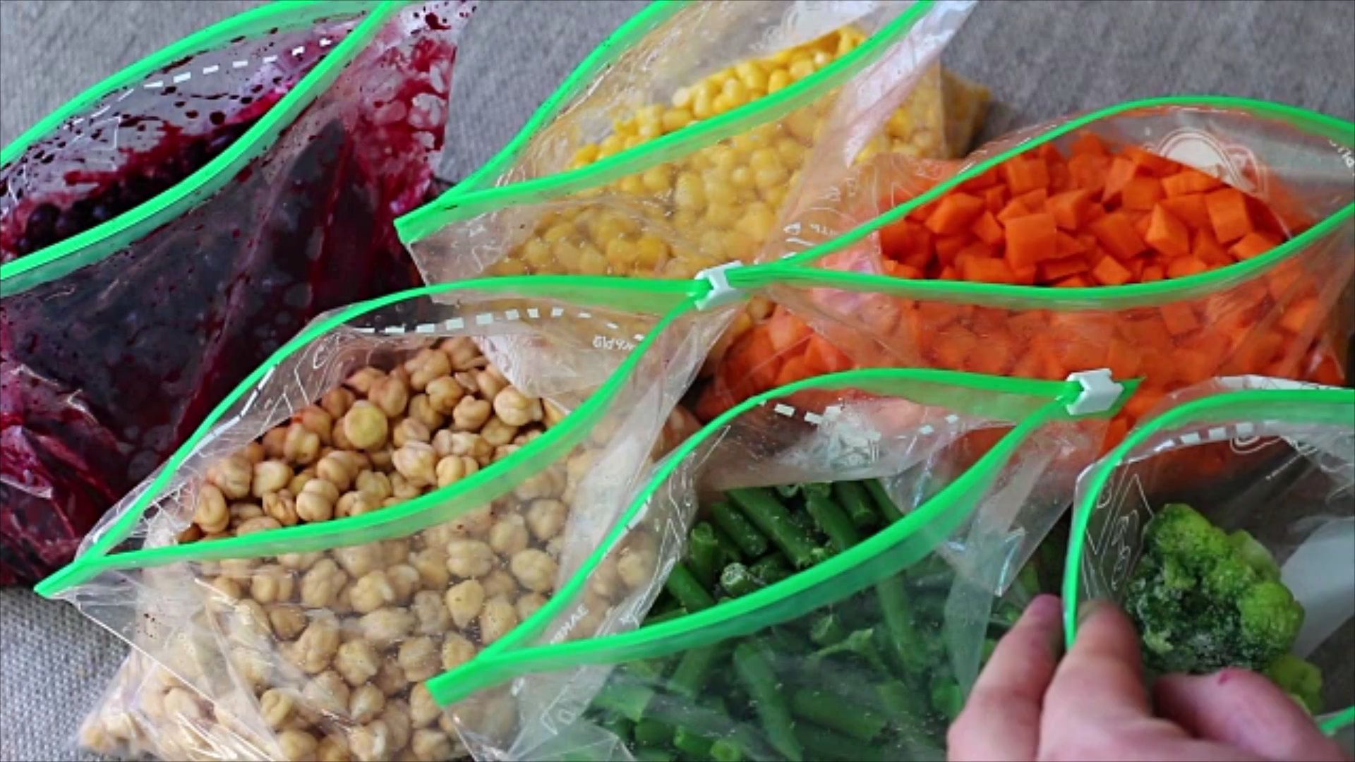 Freezing food properly: Freezer bags or glass?