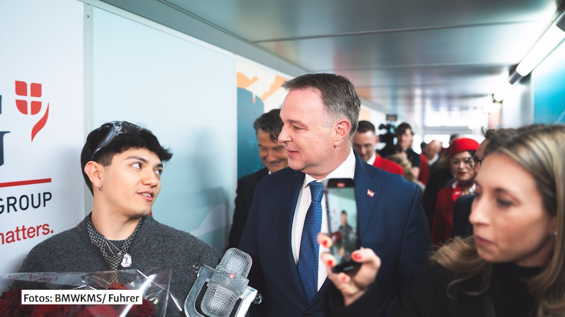 Video: Vizekanzler Babler empfing JJ am Wiener Flughafen: "Gratuliere zum Sieg beim Eurovision Song Contest!"
