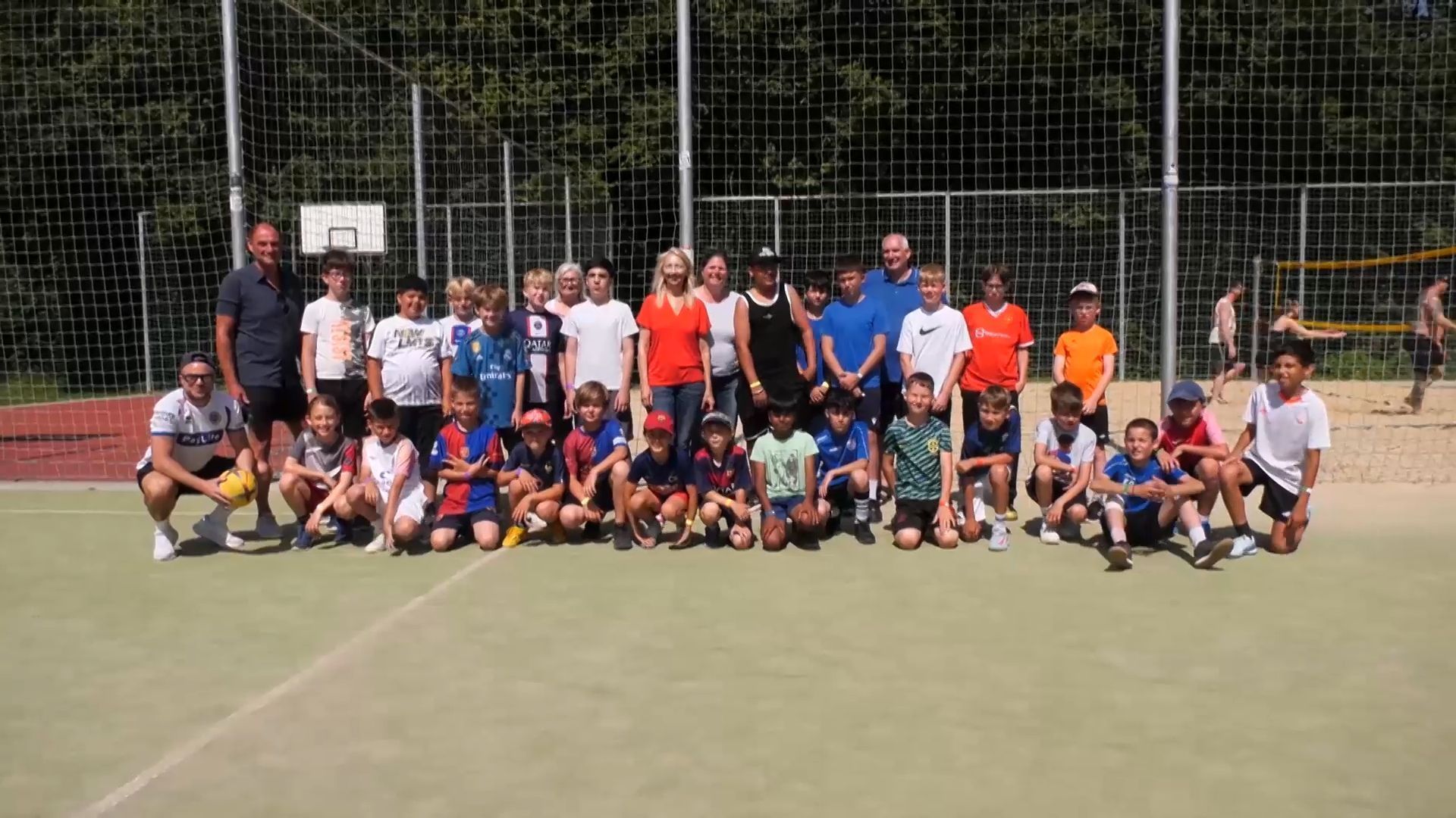 Video: Groß-Enzersdorf: Kinder- und Jugend Streetsoccer Turnier am Spielplatz in der Lobaustrasse