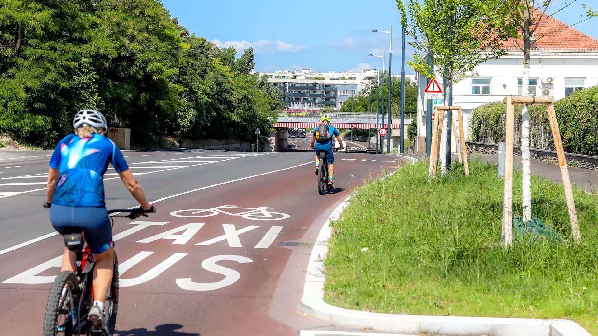 Video: Roter Teppich fürs Rad Breitenleer Straße wird sicher & komfortabel