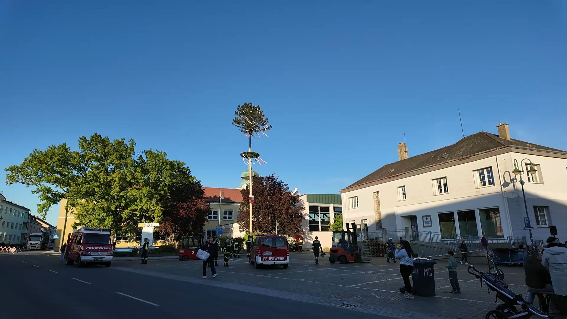 Video: Tradition lebt: Maibaum am Rathausplatz in Leopoldsdorf im Marchfeld aufgestellt