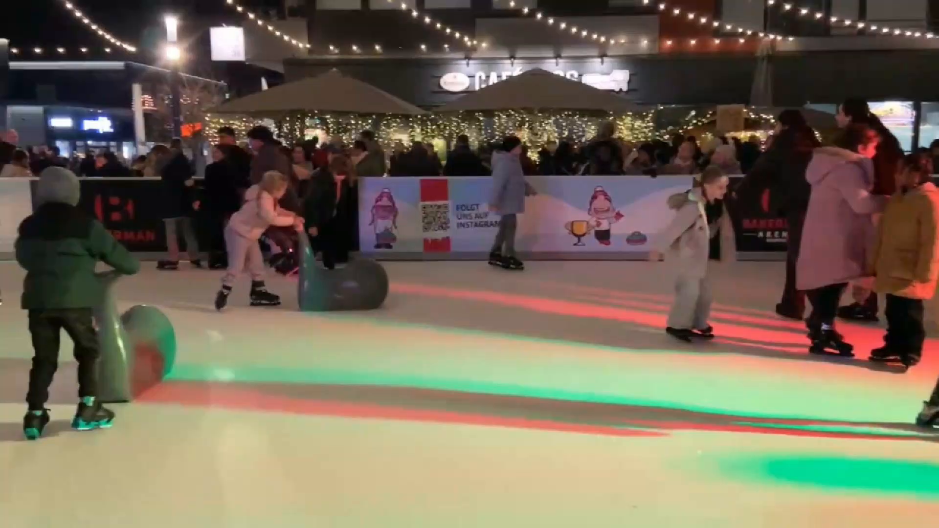 Video: So wird die Schlittschuhbahn auf dem Gronauer Kurt-Schumacher-Platz vor der Benutzung aufbereitet