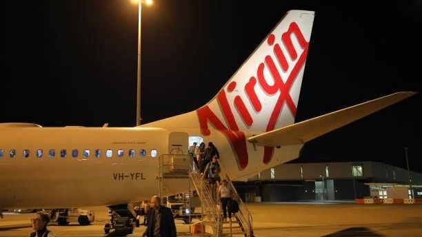 Mann verhaftet, weil er mitten im Flug nackt durch den Gang eines Flugzeugs rennt
