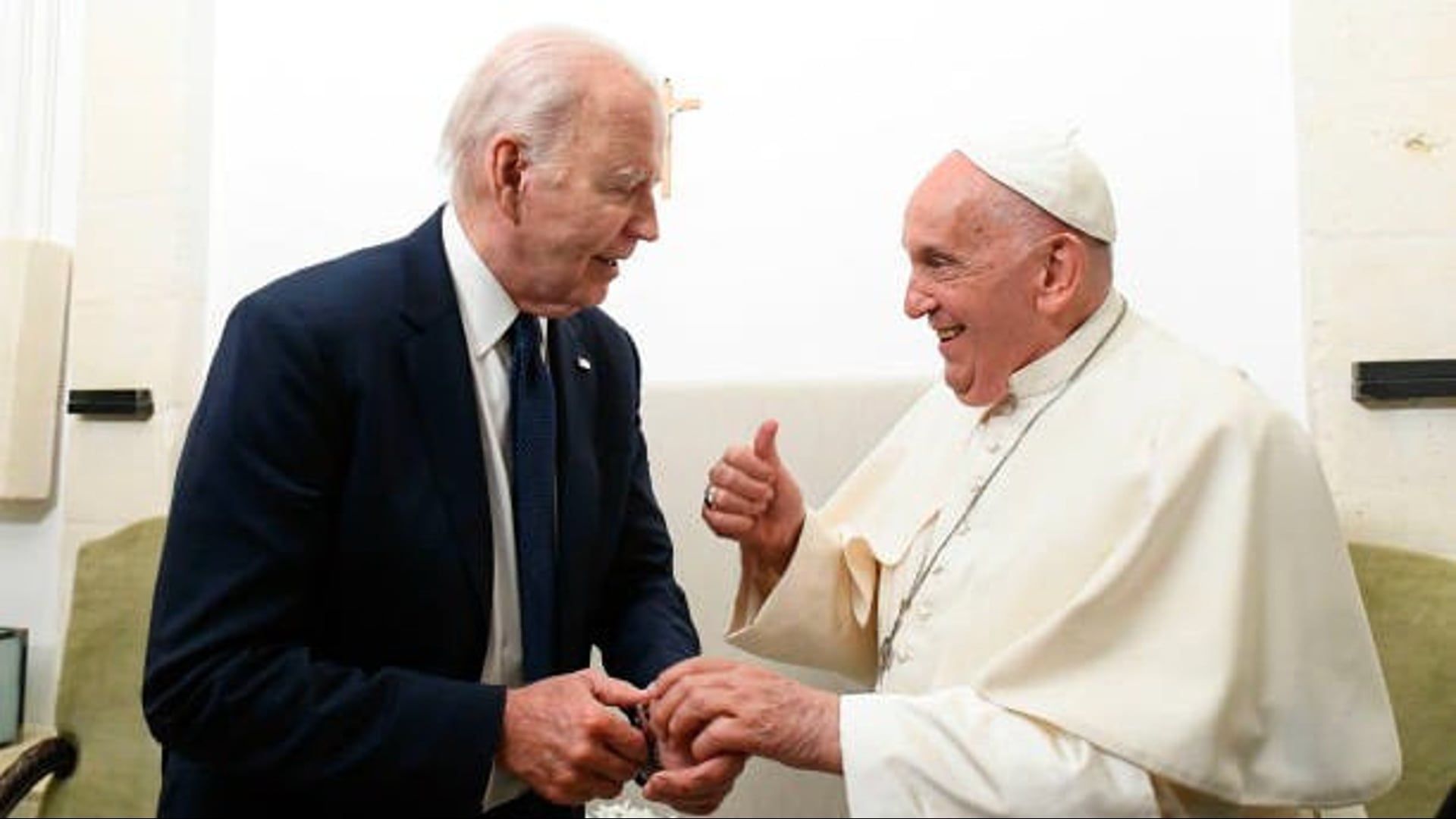 Joe Biden sagt Treffen mit Papst Franziskus wegen der Waldbrände in LA ab