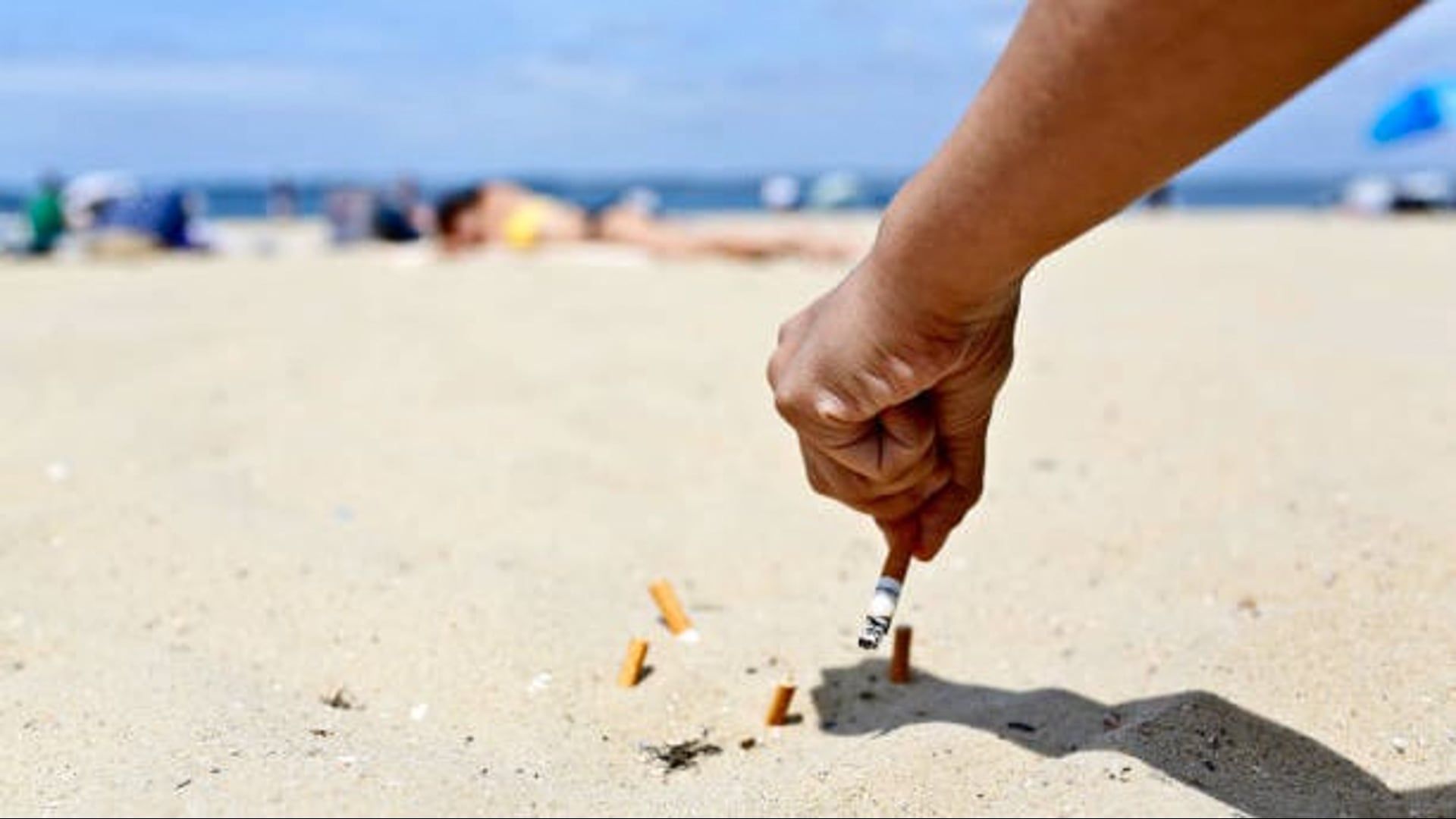 Video: Frankreich verbietet an den meisten Orten das Rauchen im Freien zum Schutz der Kinder